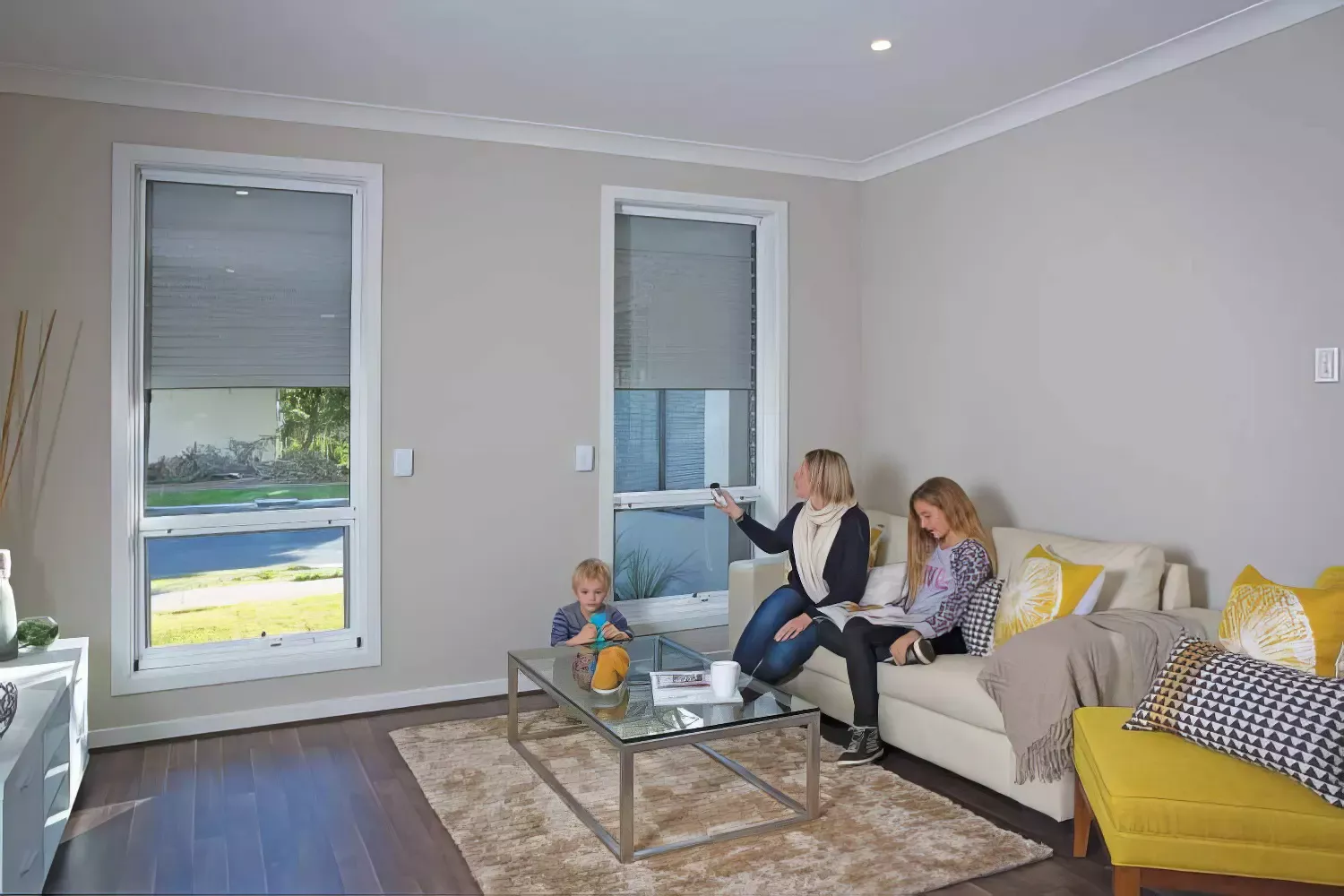 Роллеты защищают помещение от перегрева летом и от потери тепла зимой