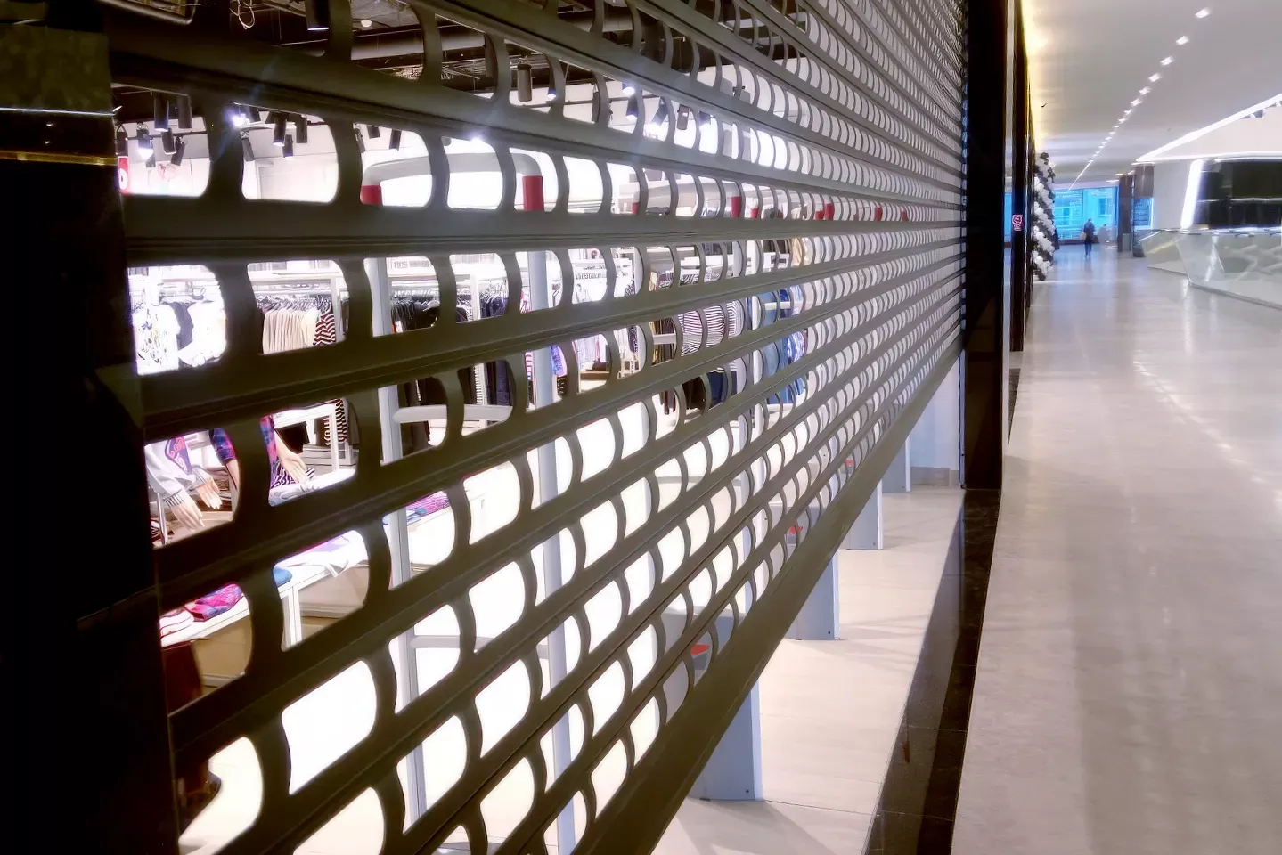 Установка роллетных решеток для витрин в торговых центрах