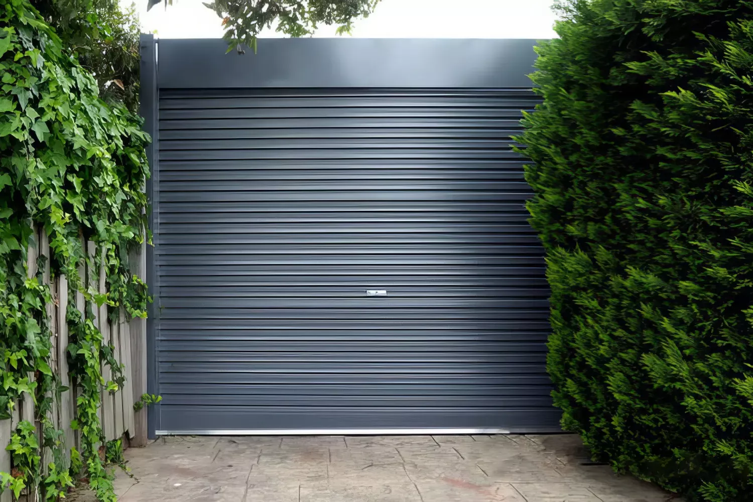 Установка и монтаж роллетных ворот для въезда на участок