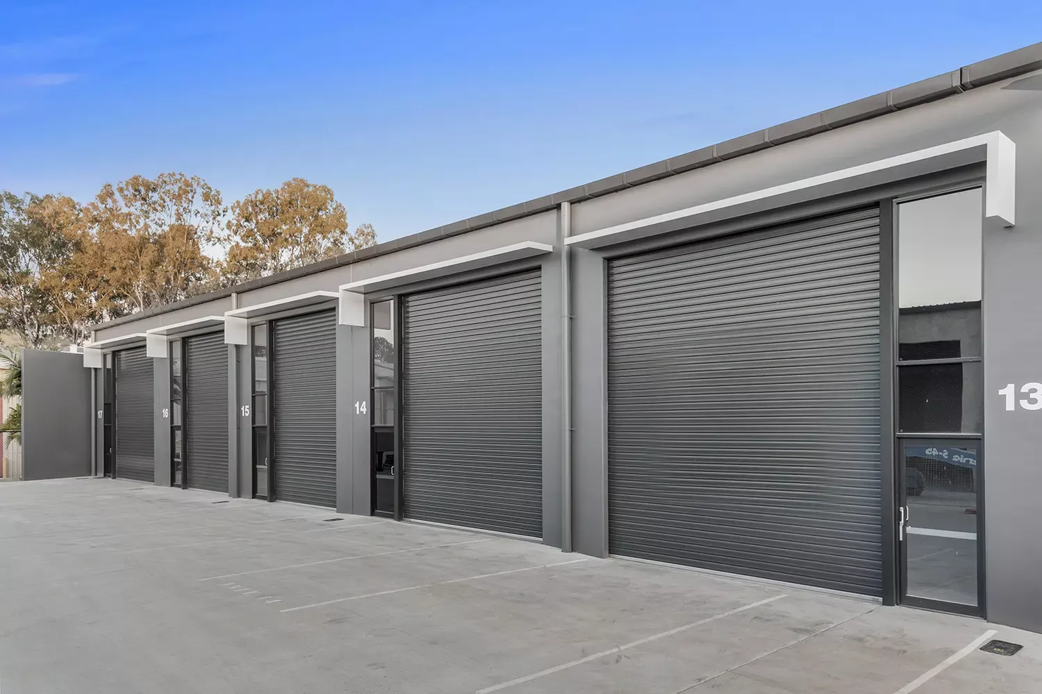 Установка роллетых ворот для логистических объектов