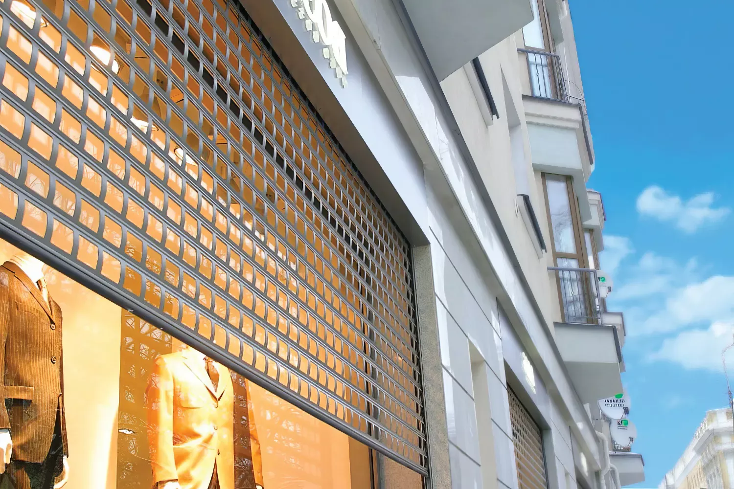 Установка и монтаж роллетных решеток для магазинов