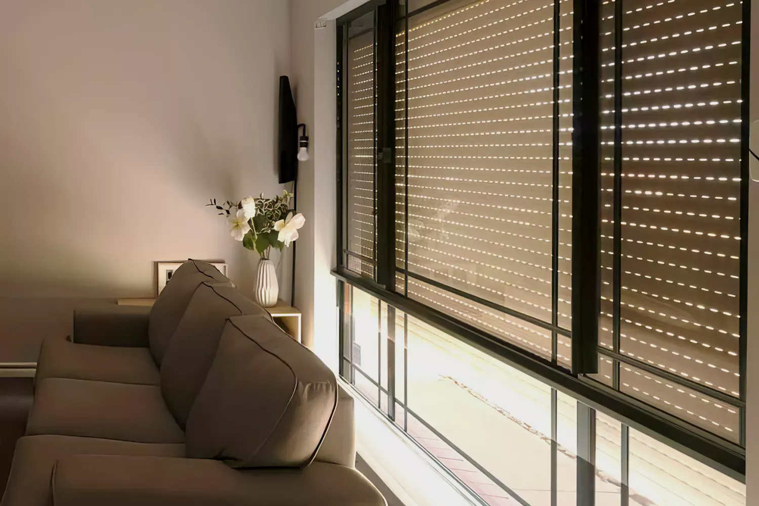 Роллеты защитят от слепящих лучей и помогут создать рассеянное освещение